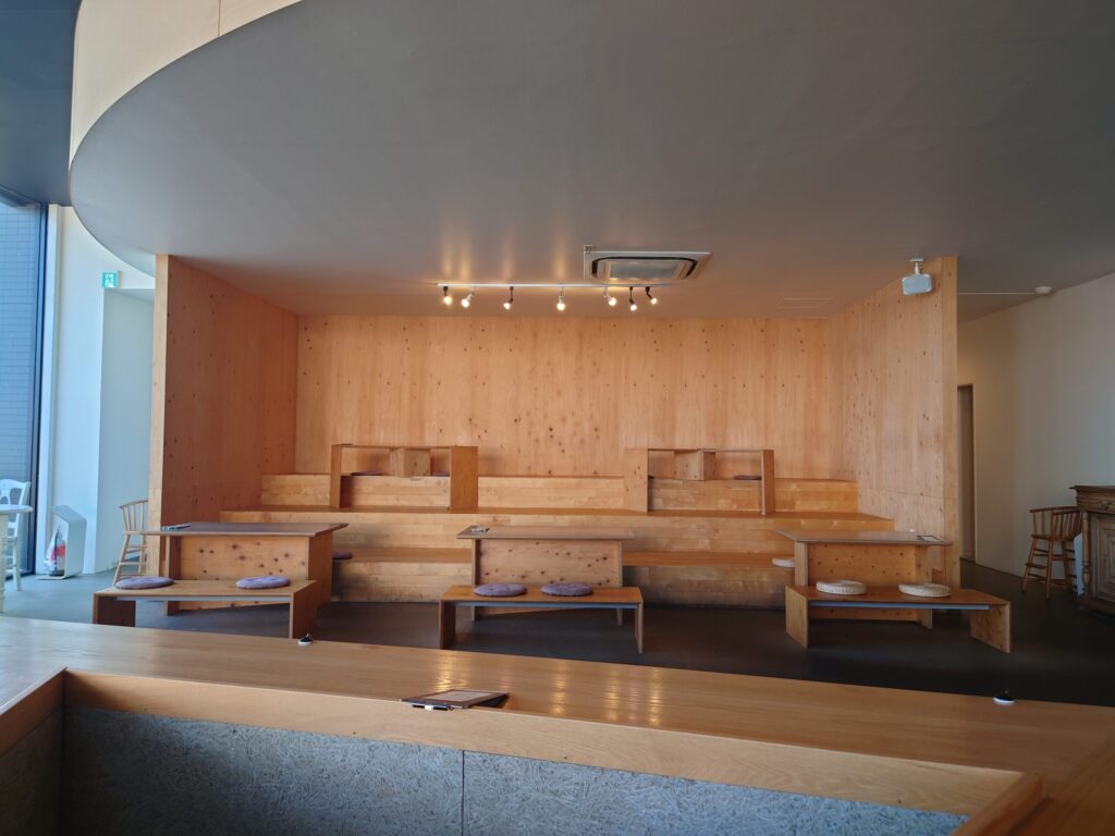「王様の耳はロバの耳」店内