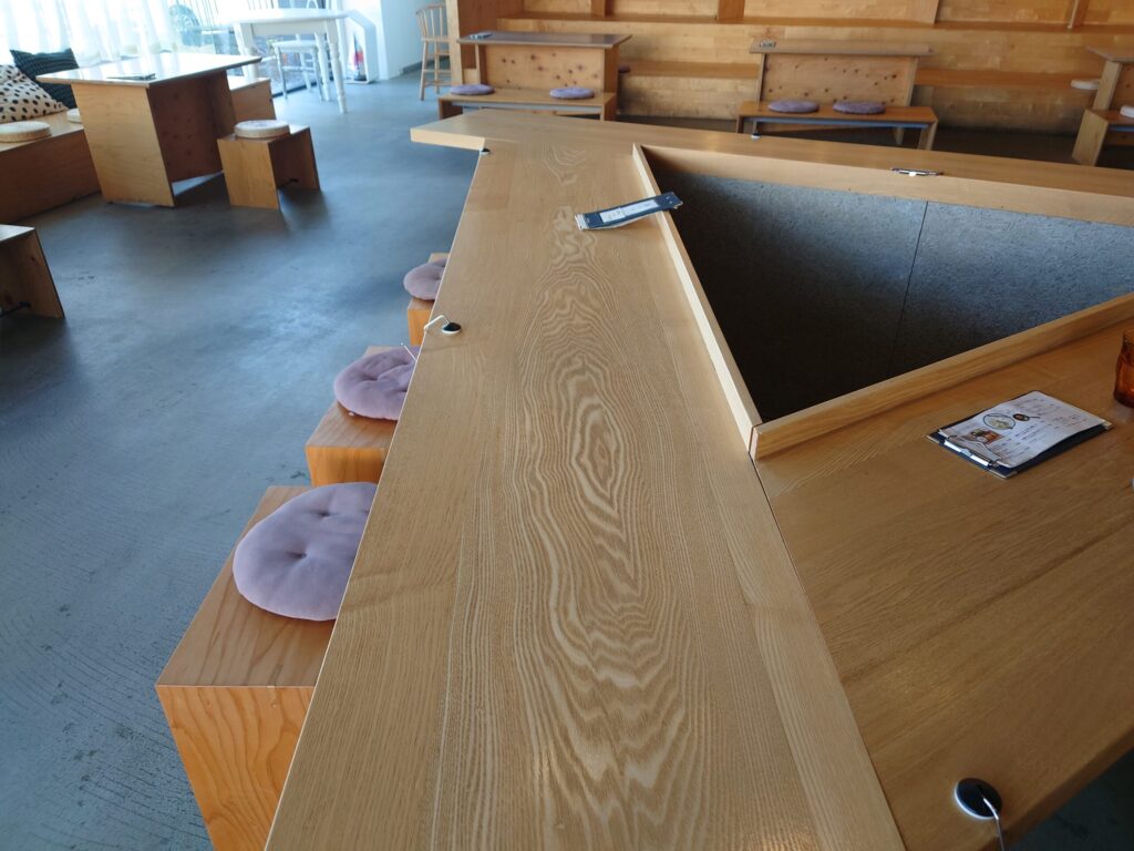 「王様の耳はロバの耳」店内