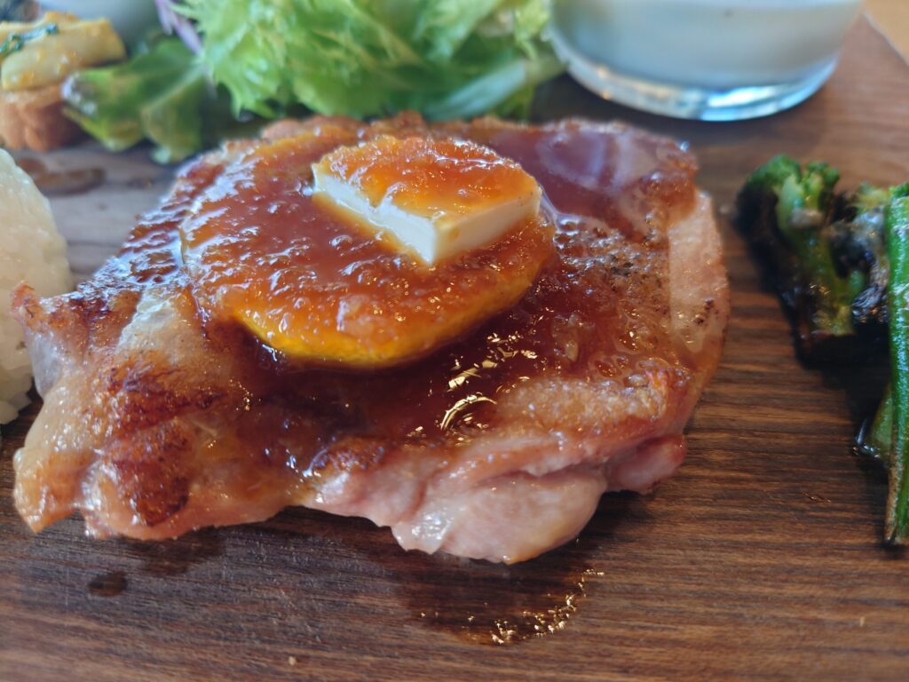 「王様の耳はロバの耳」王様のプレートランチのグリルチキン