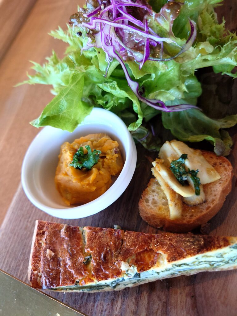 「王様の耳はロバの耳」王様のプレートランチ(和風ソースレモンバター)前菜