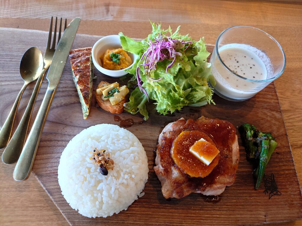 「王様の耳はロバの耳」王様のプレートランチ(和風ソースレモンバター)