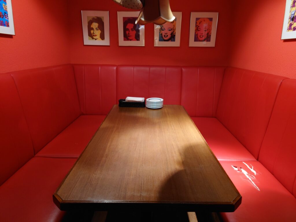 お肉とチーズMe's(ミーズ)店内