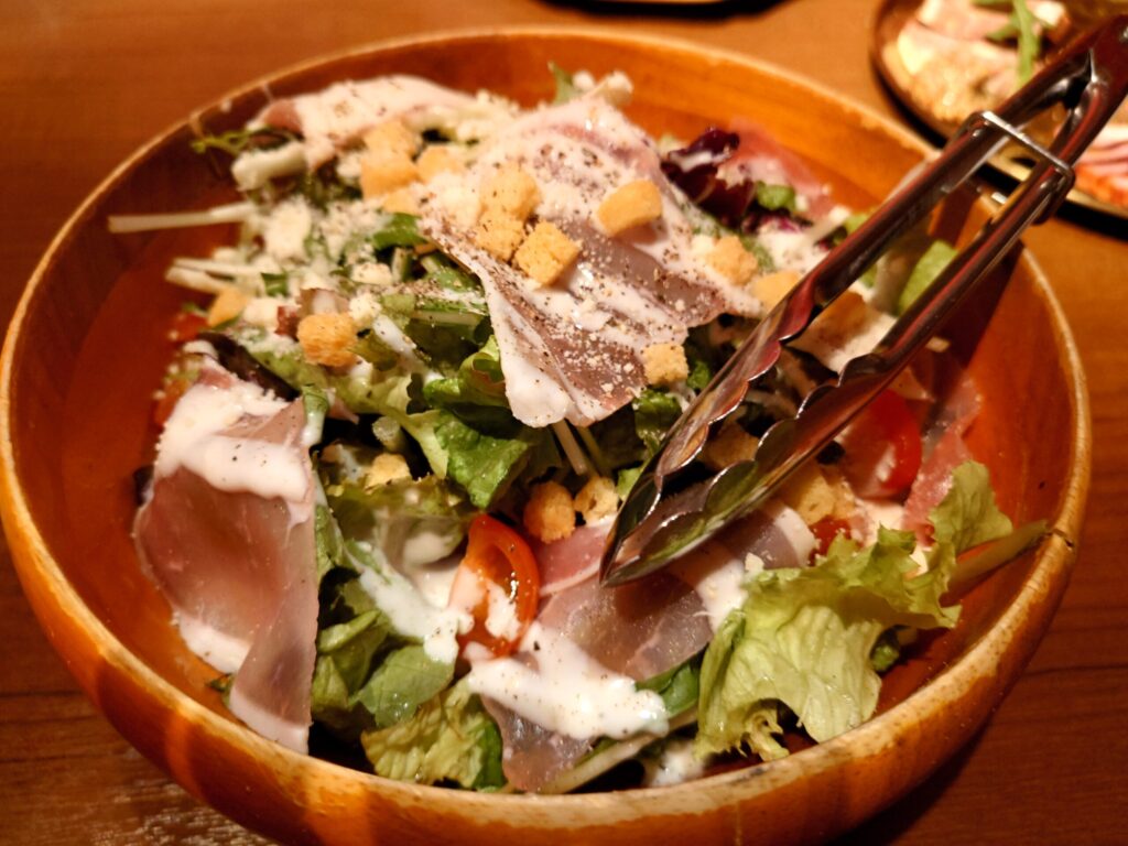 お肉とチーズMe's(ミーズ)シーザーサラダ