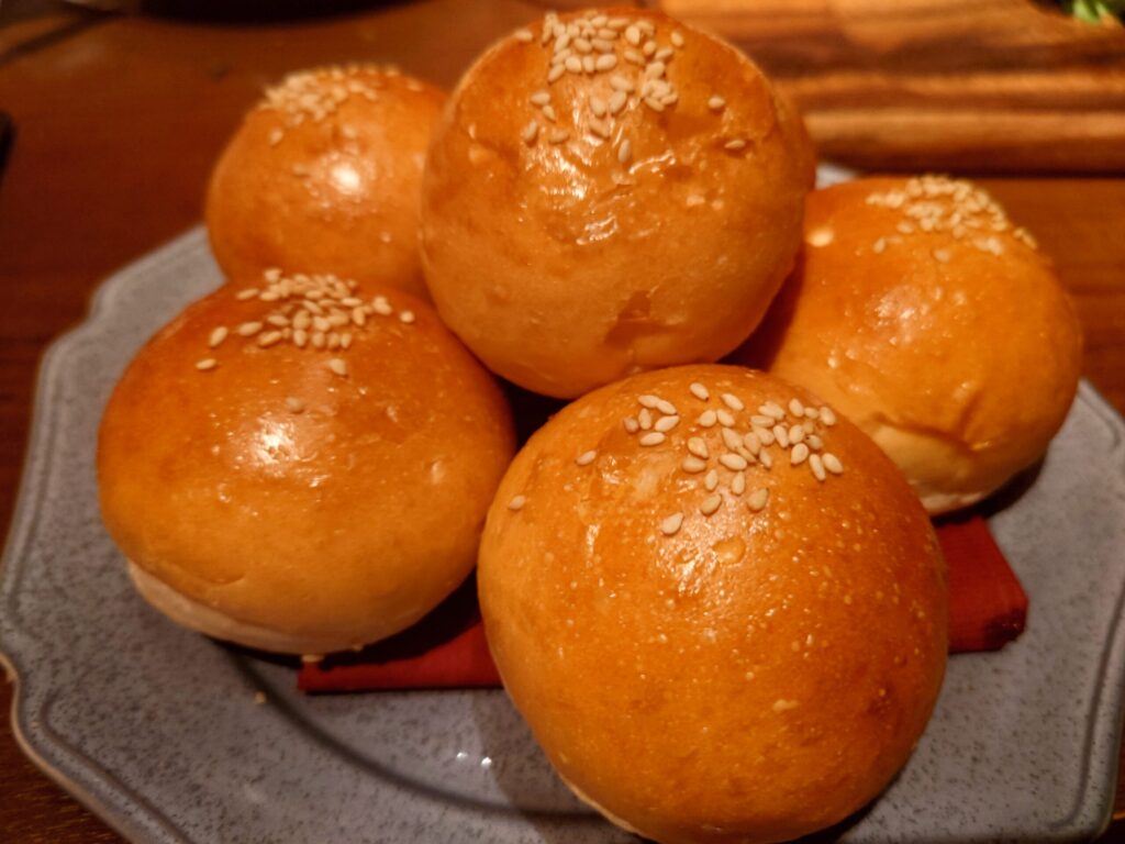 お肉とチーズMe's(ミーズ)BBQプルドポークとバンズ