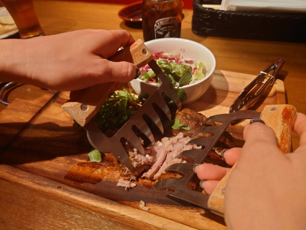 お肉とチーズMe's(ミーズ)BBQプルドポークをほぐす