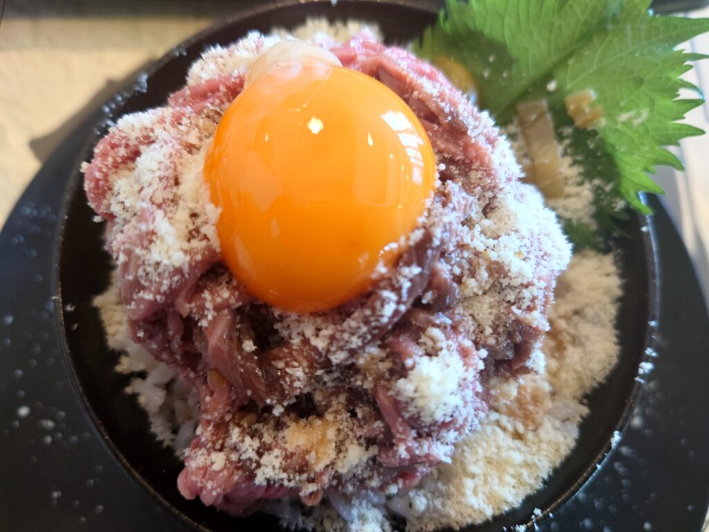 静岡グルメステーキハウス成しまステーキハンバーグ草薙メニューユッケ丼+チーズ