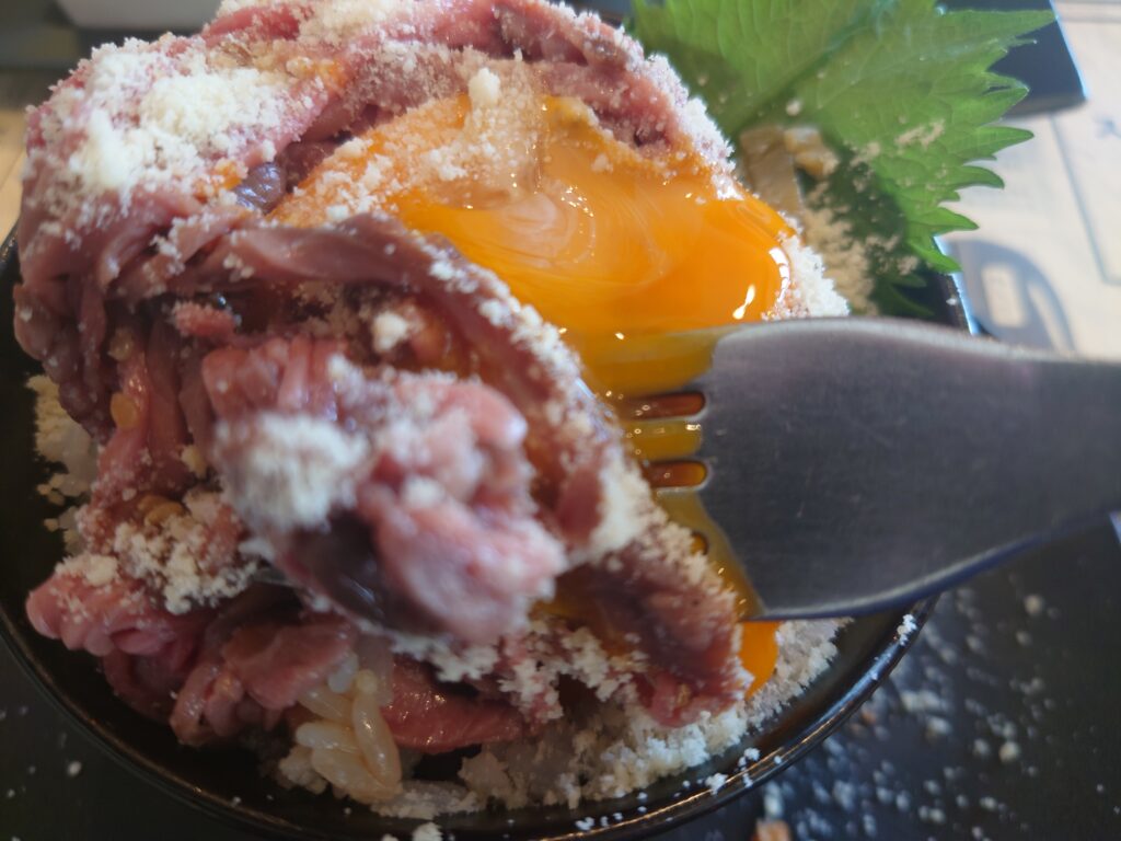 静岡グルメステーキハウス成しまステーキハンバーグ草薙メニューユッケ丼+チーズ