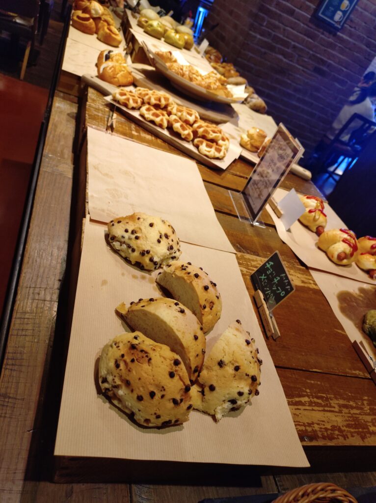 【BLUE BOOKS Cafe】（ブルーブックスカフェ）ランチタイム、静岡カフェ,静岡ランチ,パン,パスタ,ハンバーガー,レビュー、駐車場