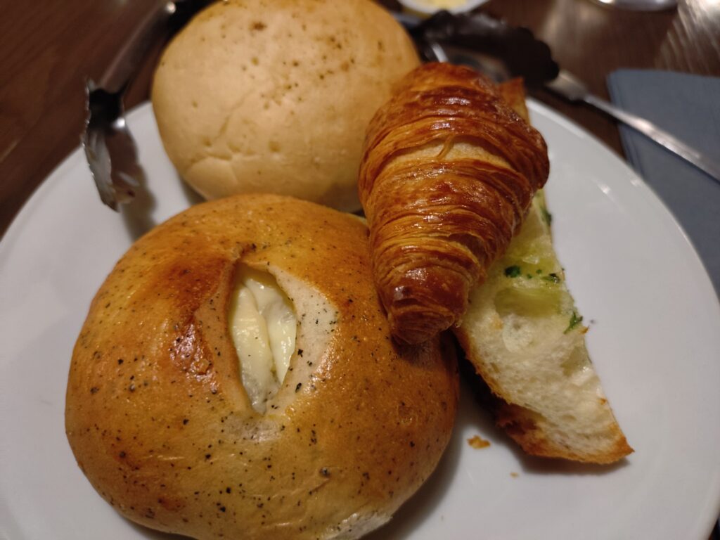 【BLUE BOOKS Cafe】（ブルーブックスカフェ）ランチタイム、静岡カフェ,静岡ランチ,パン,パスタ,ハンバーガー,レビュー、駐車場