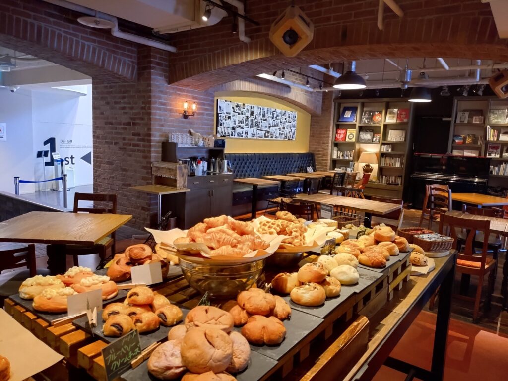 BLUE BOOKS Cafe,ブルーブックスカフェ,場所,静岡,駅前,カフェ,ランチ,パン,パスタ,ハンバーガー,パン食べ放題,駐車場,定休日,営業時間,レビュー,メニュー