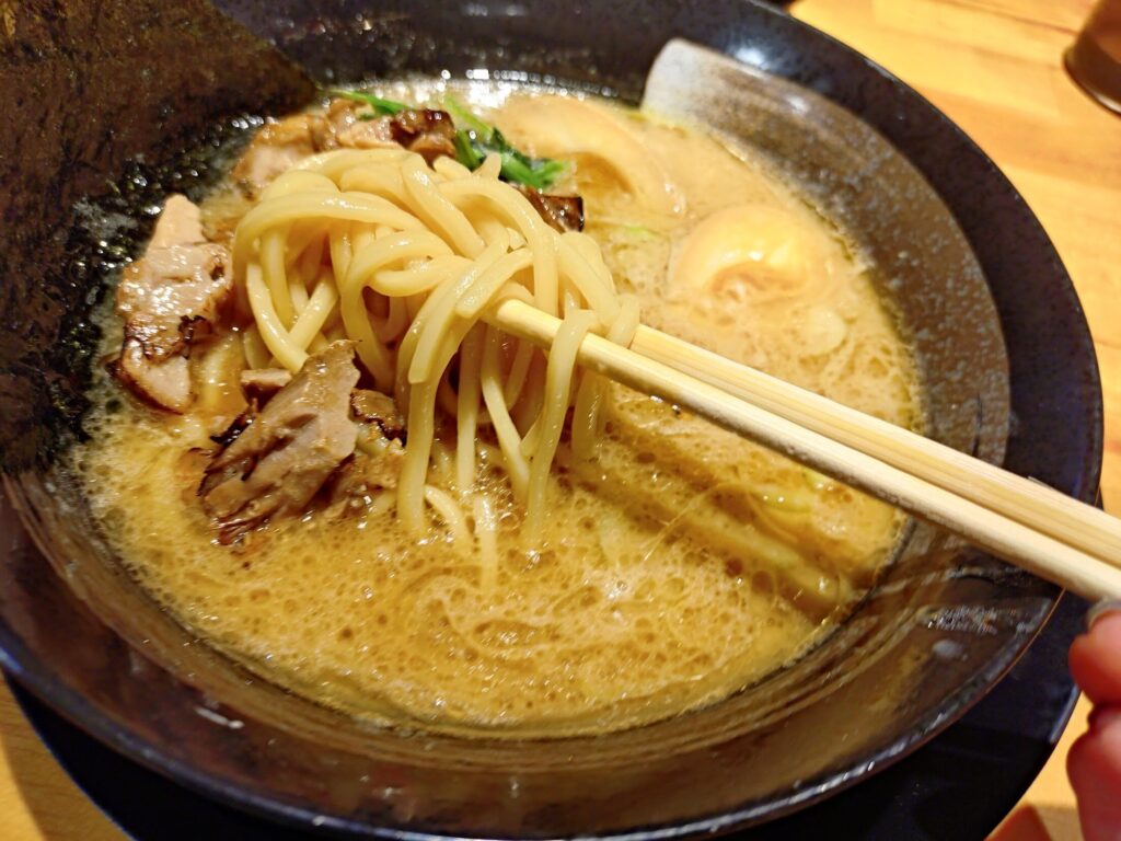 雷神屋,三保,清水,ラーメン,横浜家系,家系,駐車場,営業時間,定休日,割引,ランチ,子ども,味噌ラーメン,豚骨醤油