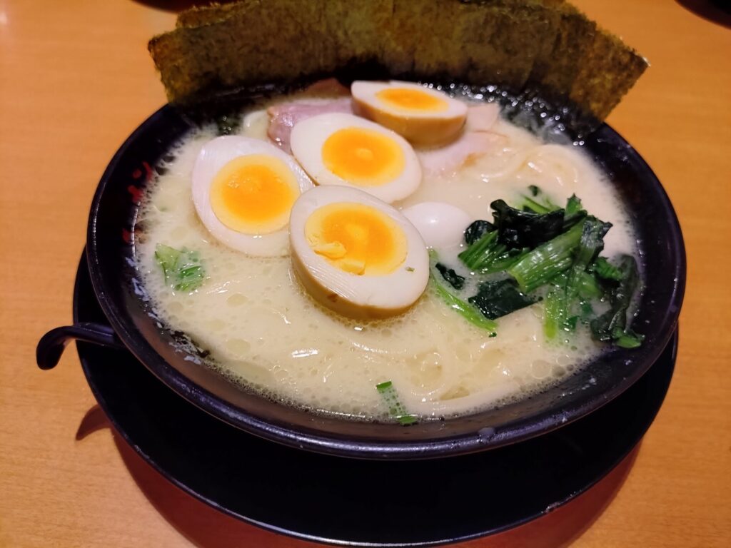 家系ラーメン,浜松,浜松市,横浜,横浜家系ラーメン,有楽家,ラーメン,赤鬼,浜松ささがせ店,自動車道,深夜営業,深夜,ランチ,ディナー,餃子