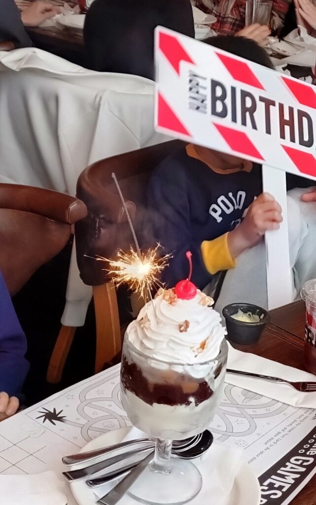 フライデーズ,横浜,ランチ,ディナー,バー,ハンバーガー,ステーキ,パスタ,アメリカン,駐車場,割引,定休日,営業時間,予約,横浜駅西口,バースデー,